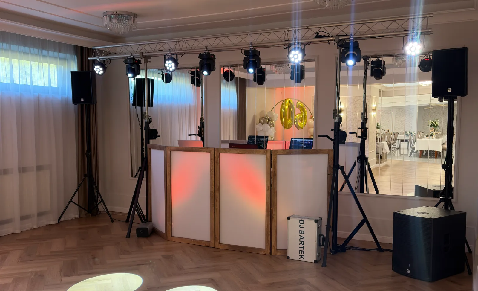 Stanowisko DJ z nagłośnieniem i oświetleniem scenicznym w sali bankietowej